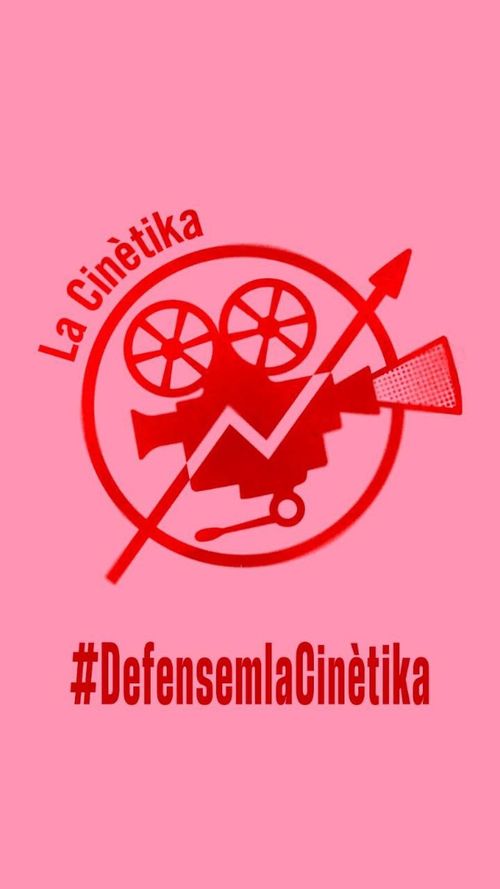 Cartell en rosa i vermell de La Cinètika amb l'icona (un projector de cinema en mig del símbol okupa) i una etiqueta que diu Defensem La Cinètika